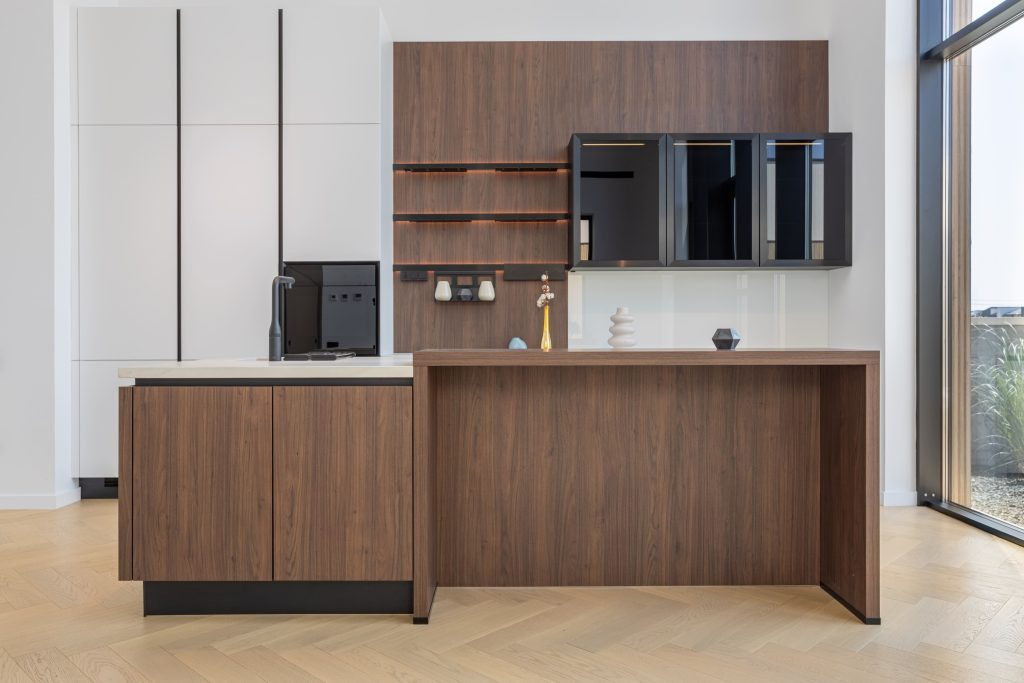 Bucatarie minimalista moderna KUXA studio