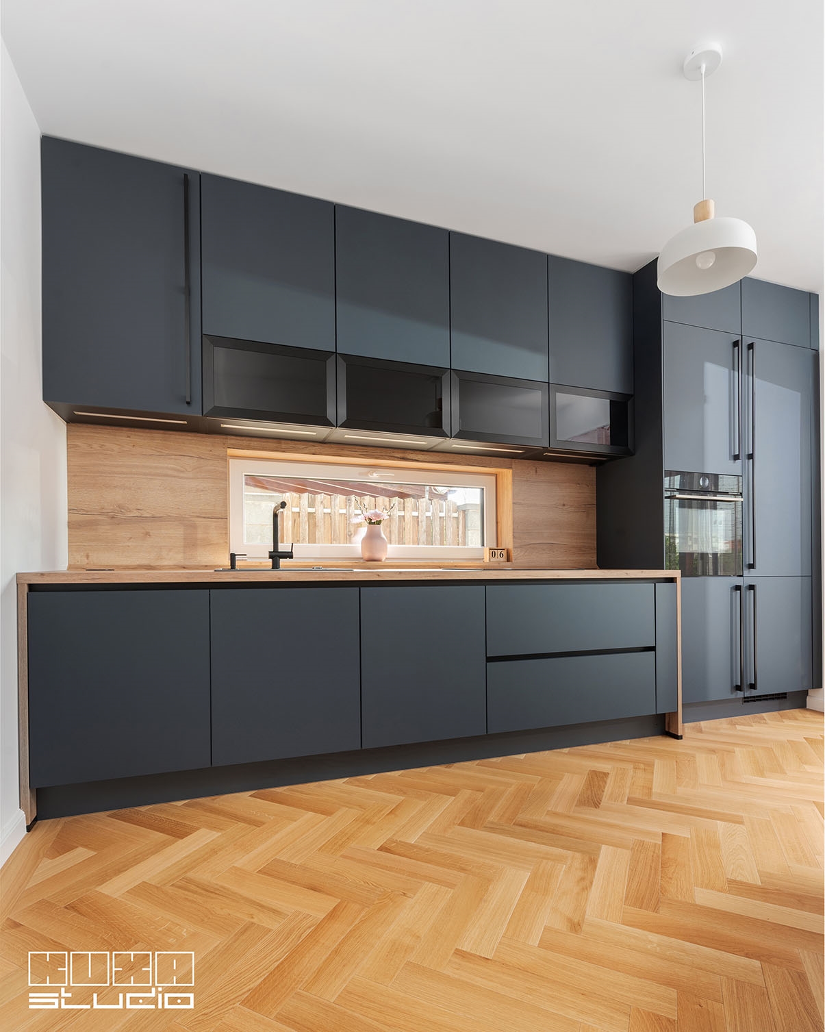 Bucatarie in linie, moderna, cu electrocasnice de ultima generatie, KUXA studio