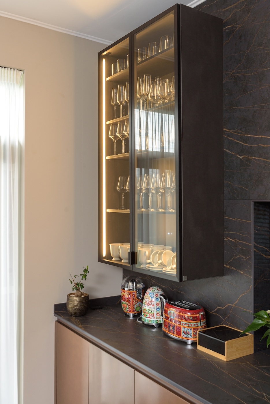 Vitrina pentru pahare, cu iluminat interior