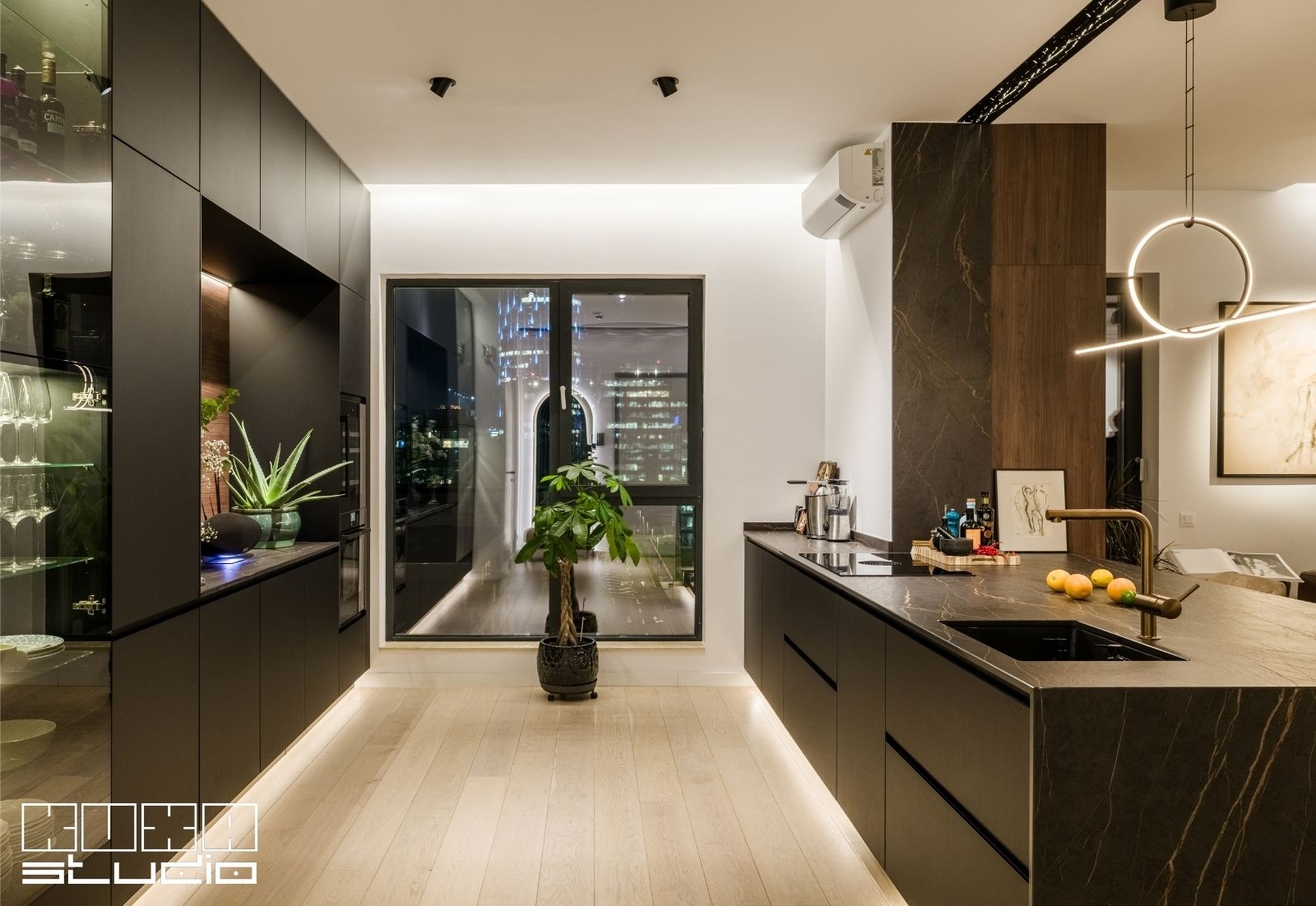 Chiuveta montata pe insula de bucatarie