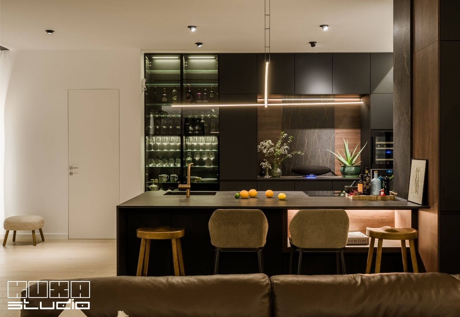 Mobila de bucatarie moderna cu fronturi nuc imitatie si negru grafit, KUXA studio