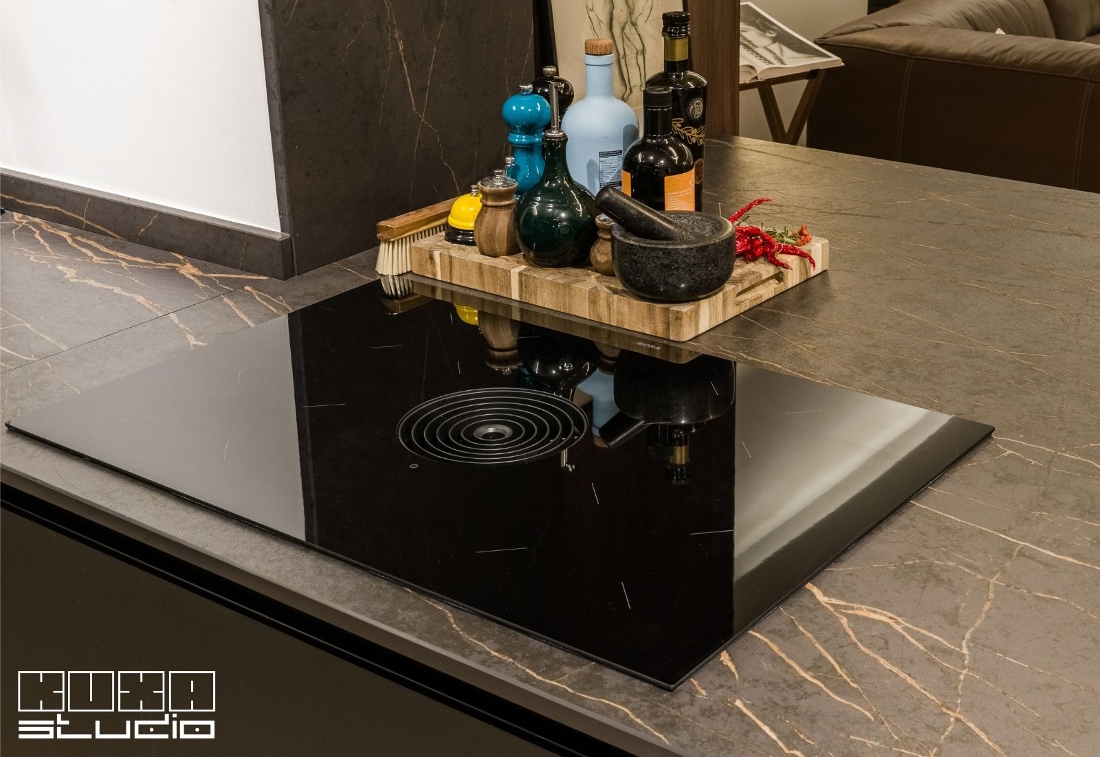 Plita BORA cu hota integrata, montata pe insula