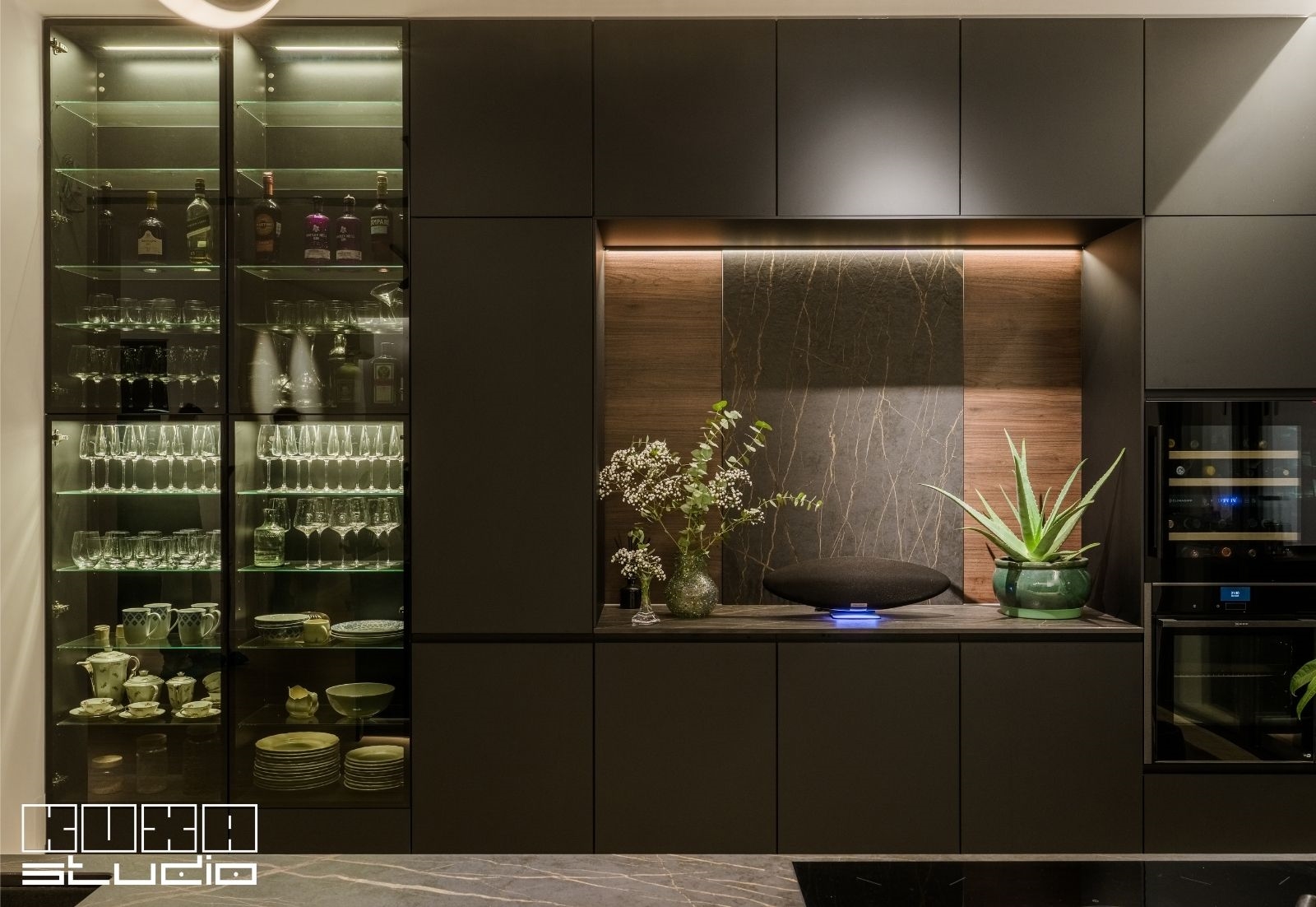 Vitrina cu sticla neagra si iluminat led, pentru mobila de bucatarie