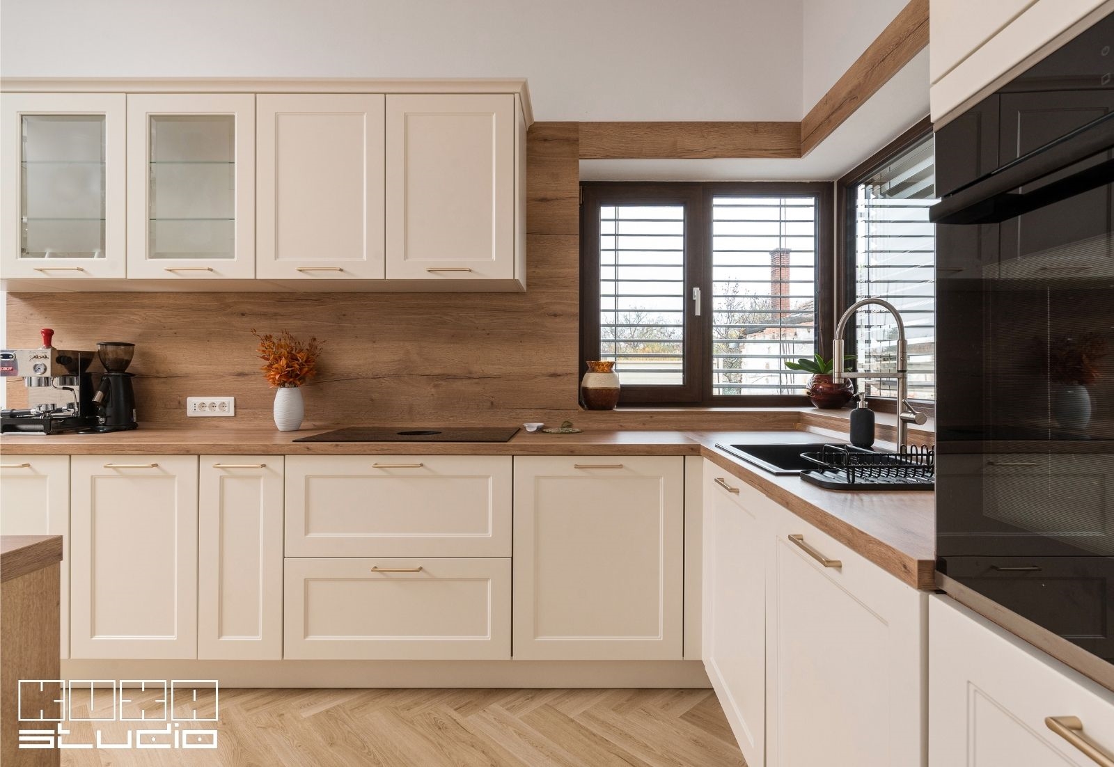 Bucatarie clasica crem cu manere aurii, KUXA studio