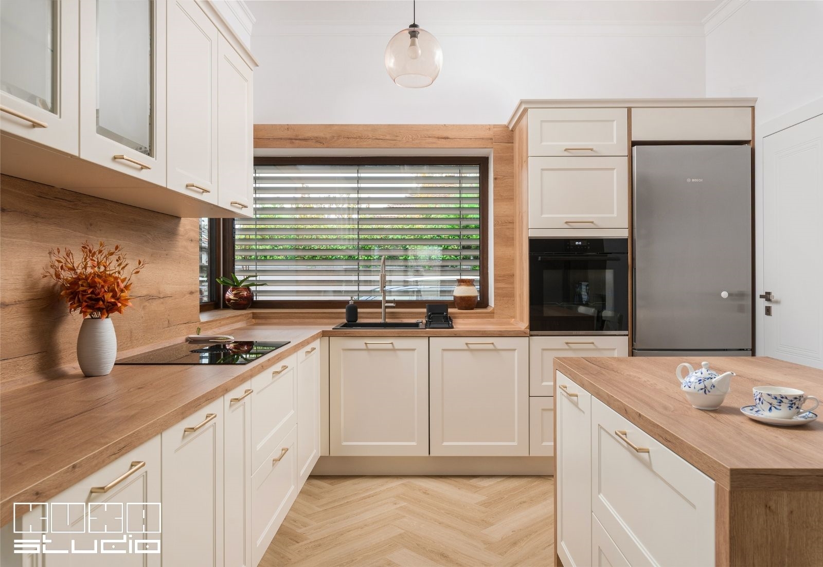 Bucatarie clasica cu insula, crem cu lemn, KUXA studio