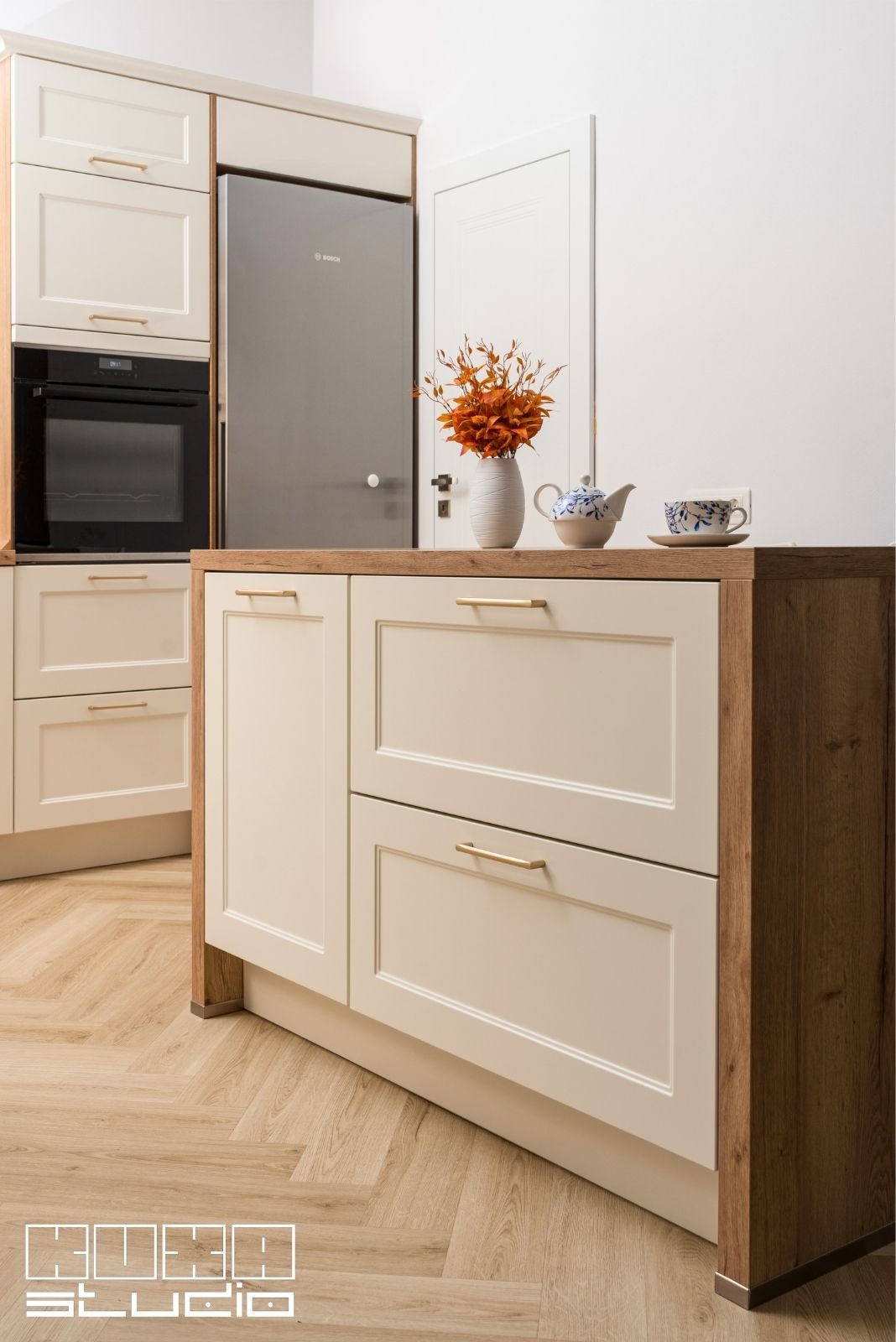 Mobila de bucatarie cu insula, clasica, KUXA studio