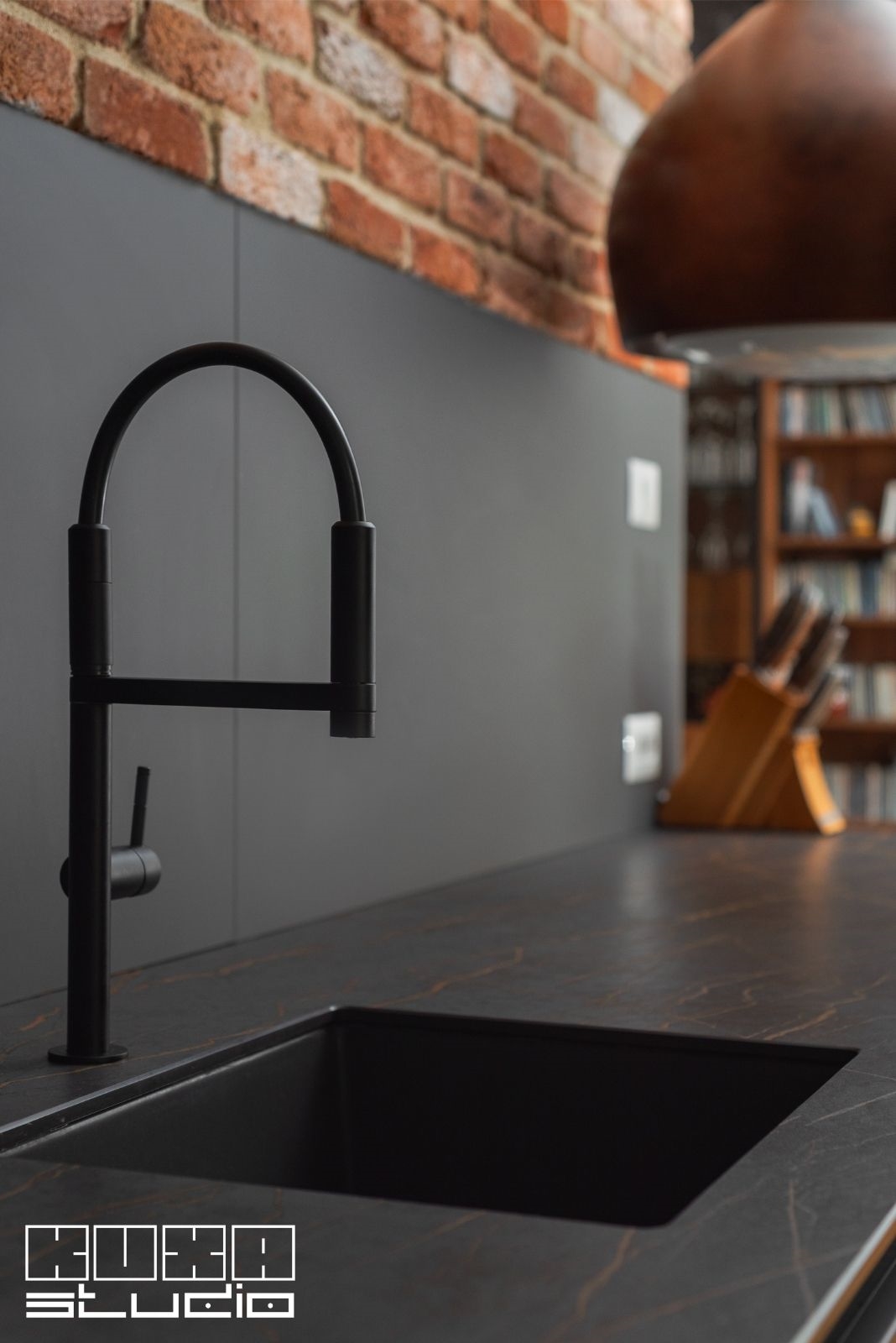 Chiuveta ceramica montata sub blat bucatarie