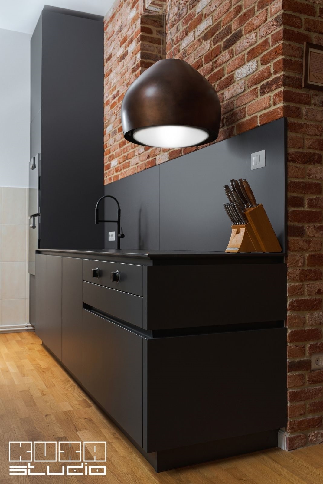 Mobila de bucatarie in linie, neagra, KUXA studio