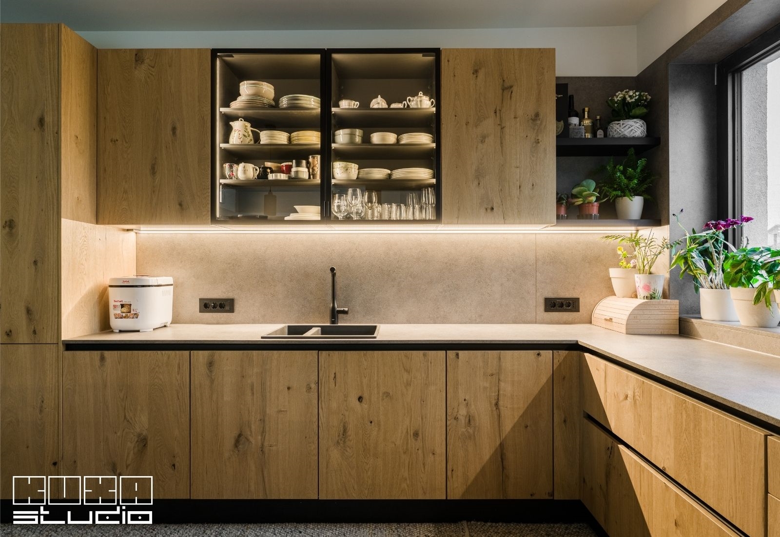 vitrina cu sticla fumurie și iluminat interior