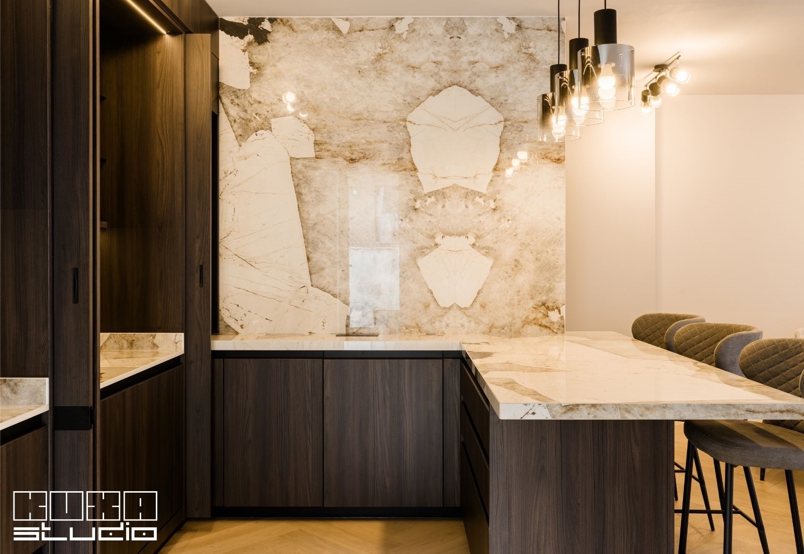 Priză flip integrată în blat