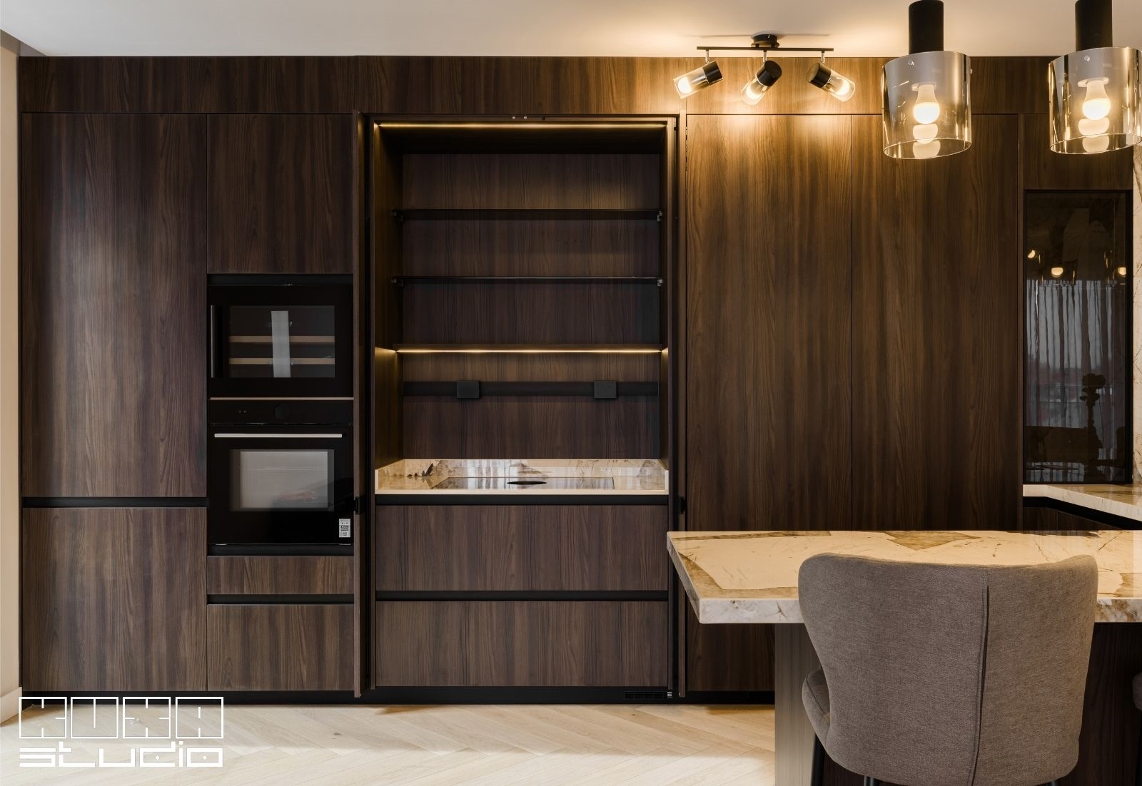 Placare de perete în același finisaj cu blatul