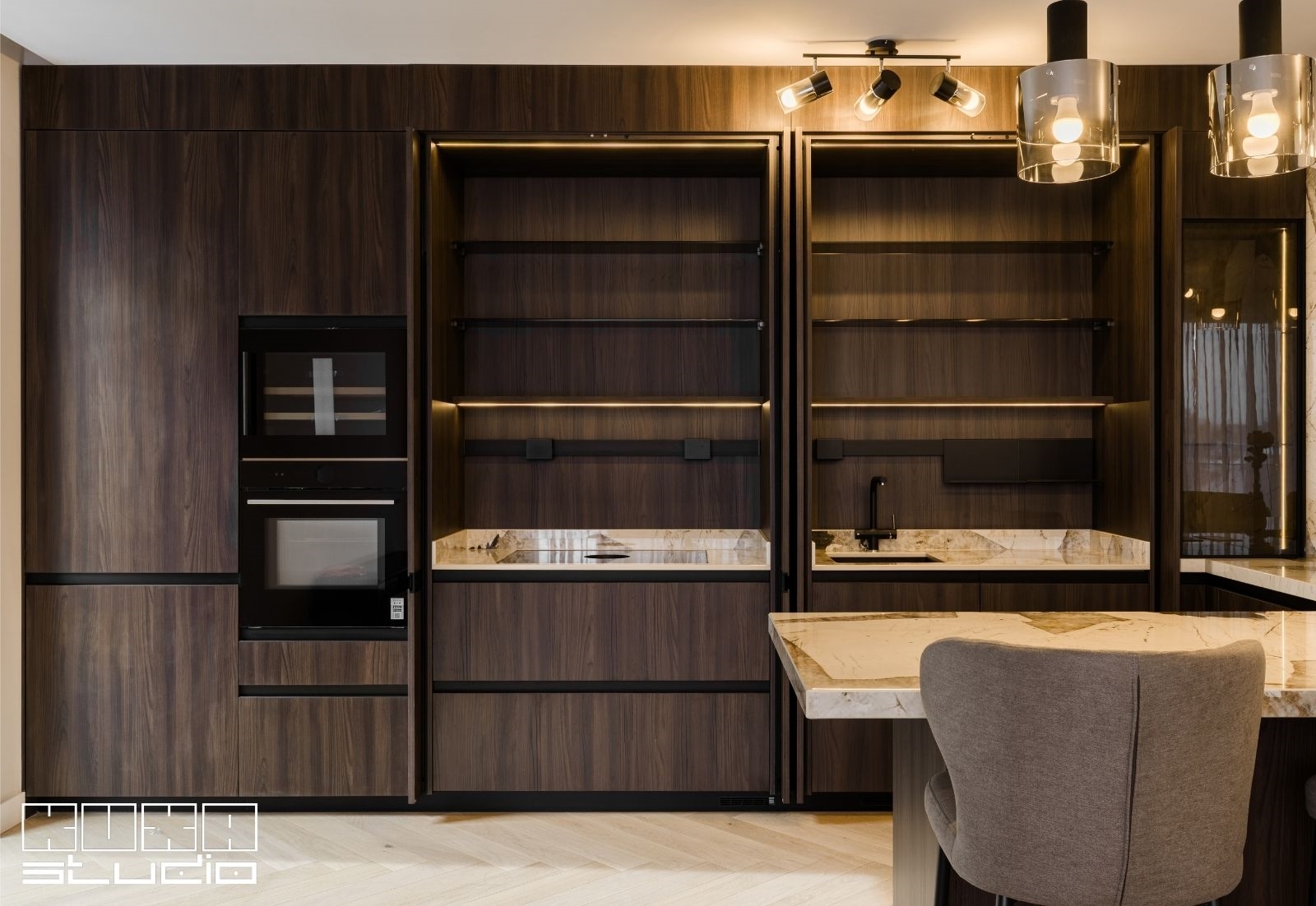 Sistem pocket doors care închide complet zona de plită și chiuvetă