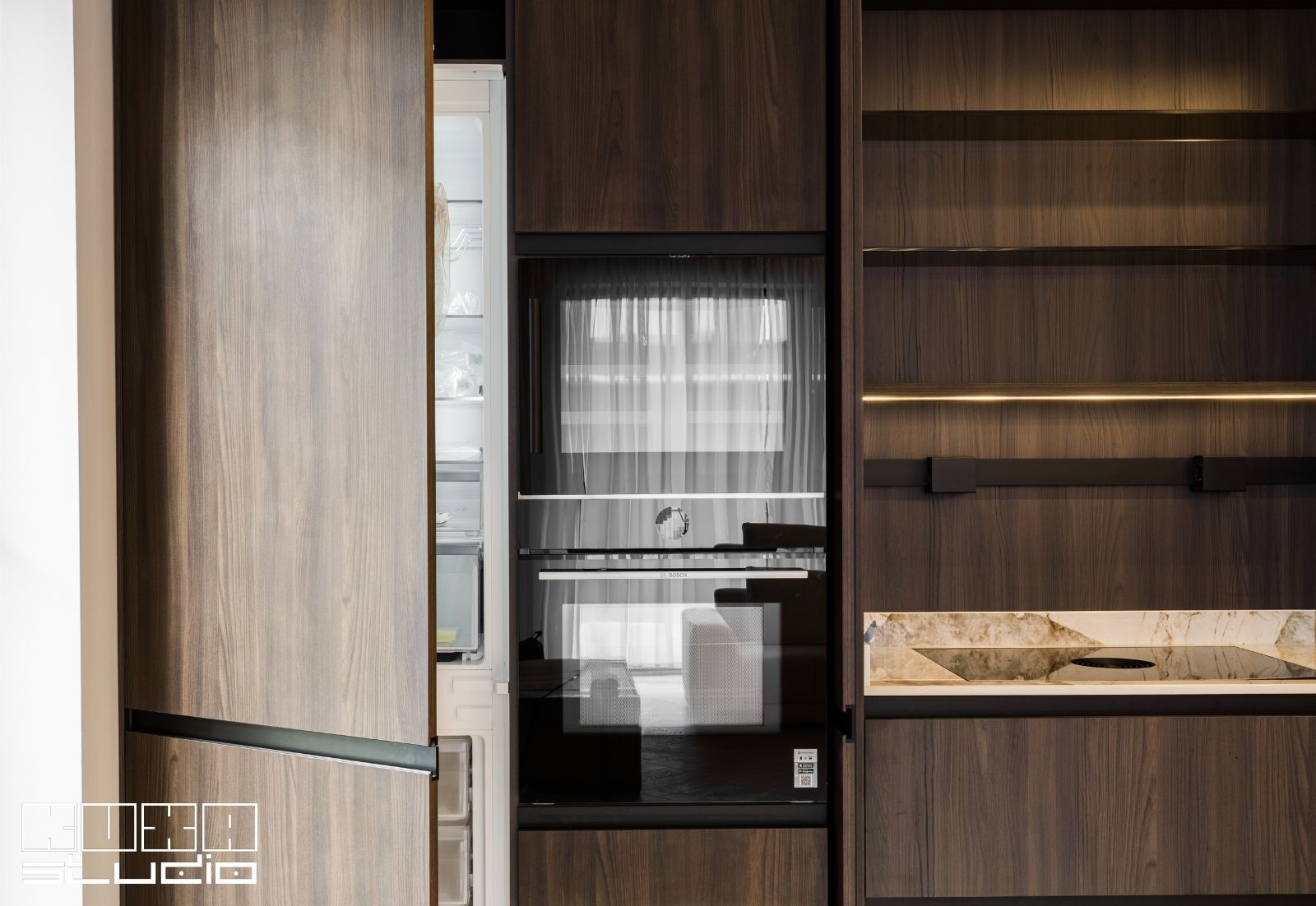 Frigider de vinuri incorporat în coloană la semiînălțime