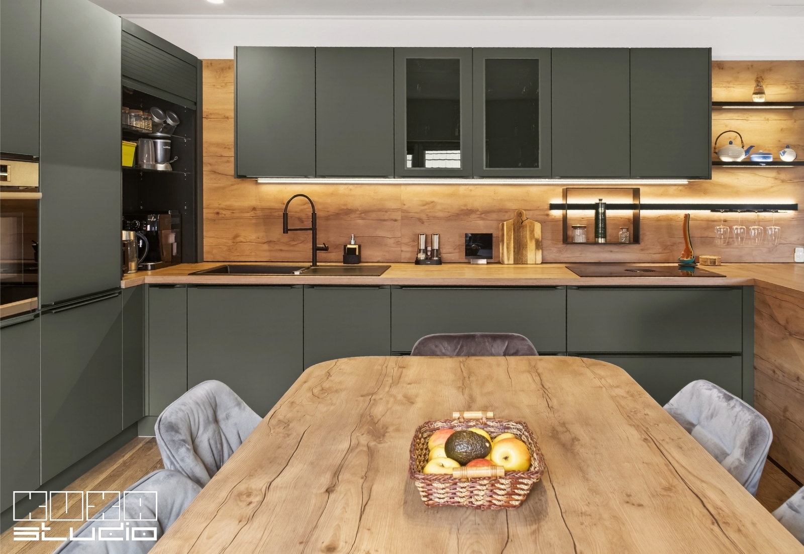 bucatarie la comanda verde cu lemn