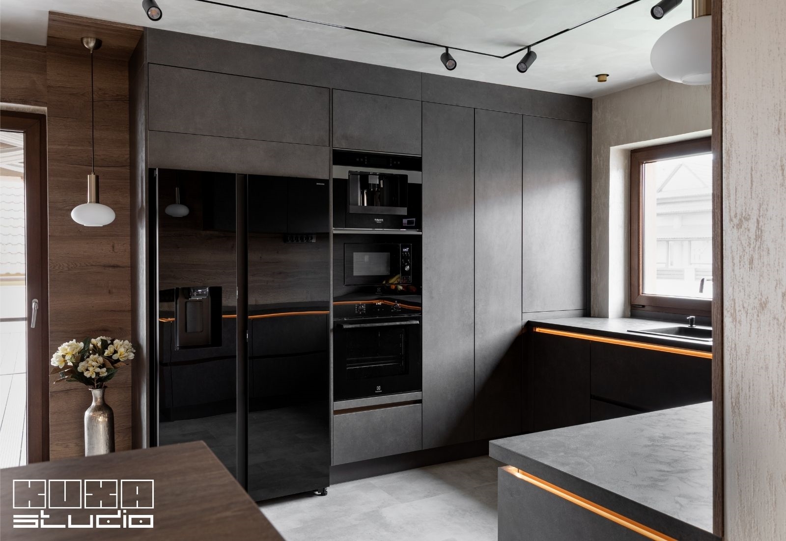 bucatarie cu fronturi negru beton