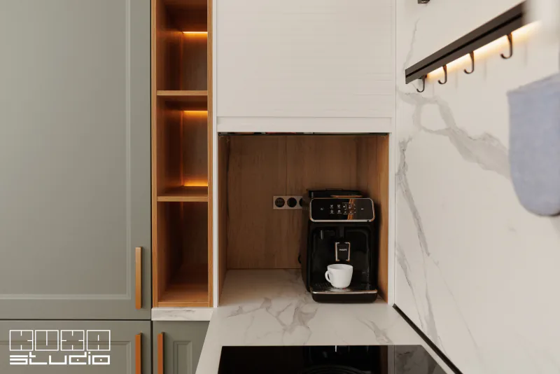 Coffee corner cu jaluzea pe blat si rafturi iluminate
