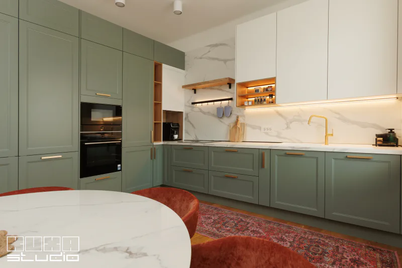 Coloane verzi cu fronturi casetate si cuptoare bosch